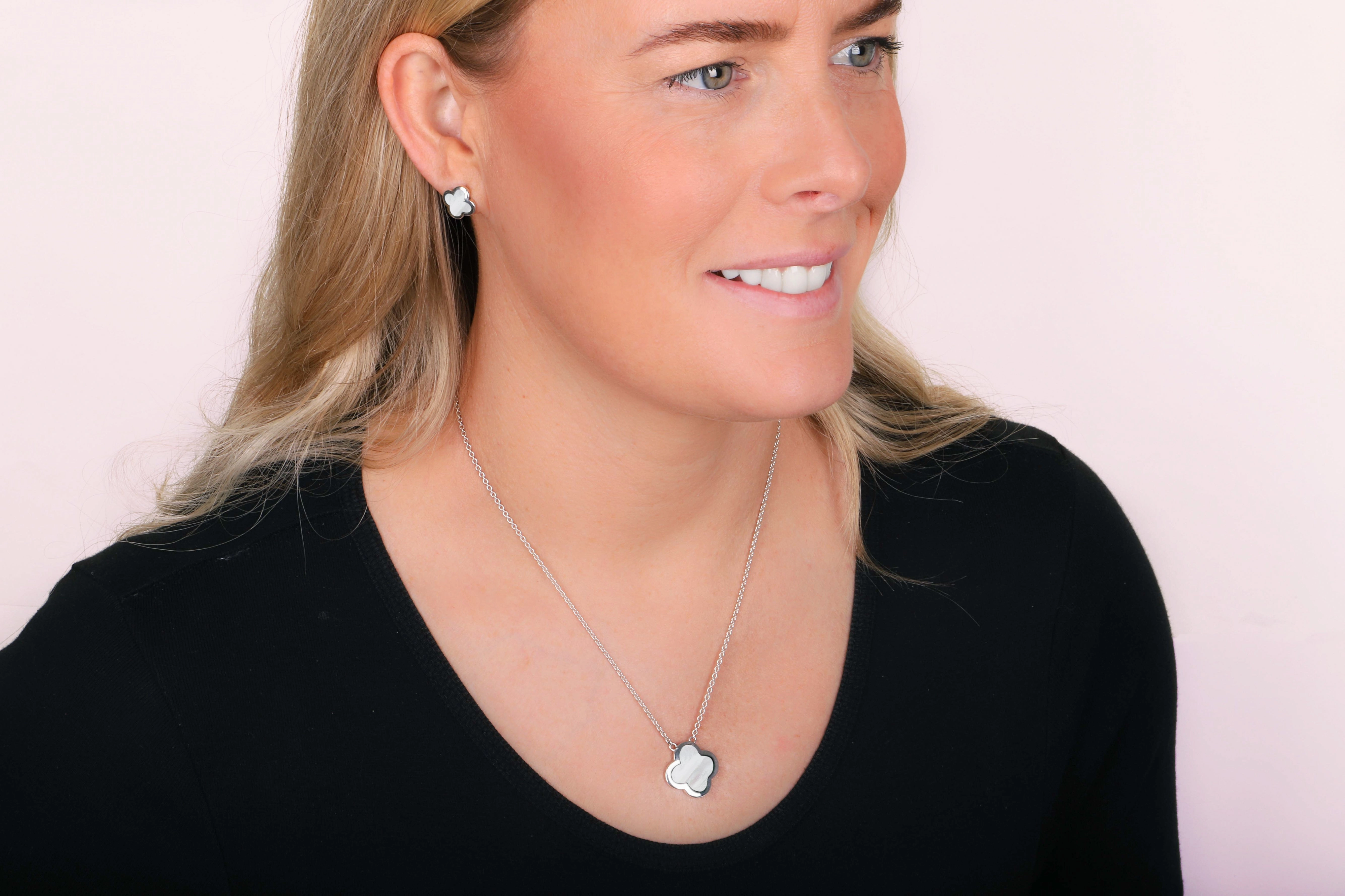 9ct White Gold White Mother of Pearl Bloom Large Four Leaf Clover Polished Edge Pendant