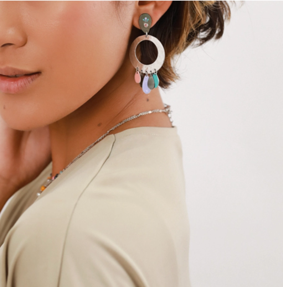 DITA ring disc post with dangles