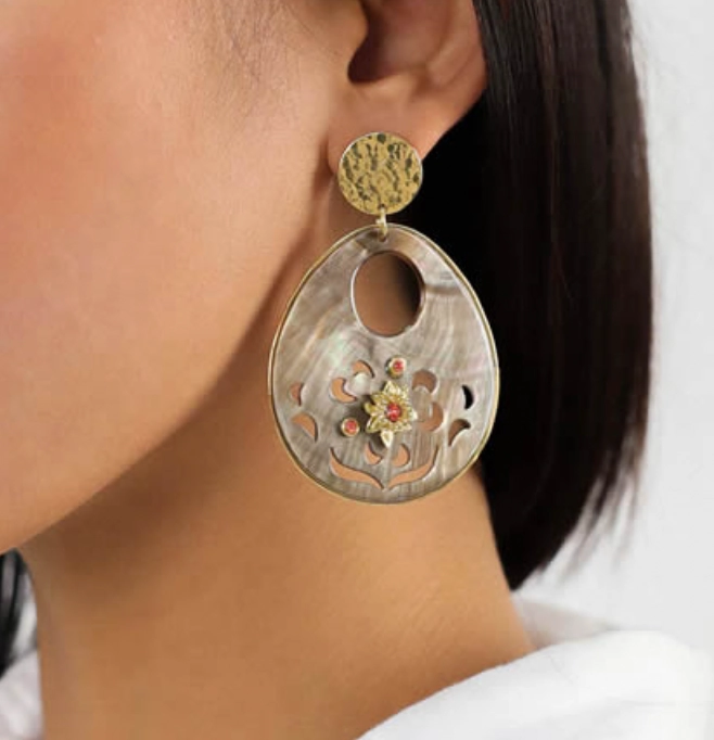 FRIDA *round disc   drop blacklip post earrings