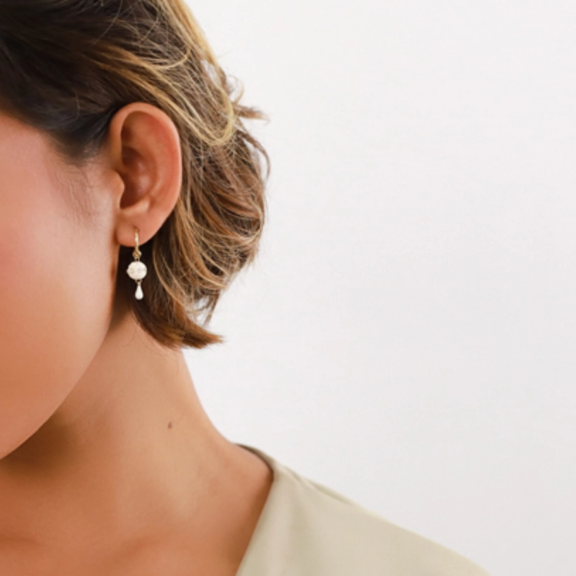 MALIA Small Creole (ecru) Earring